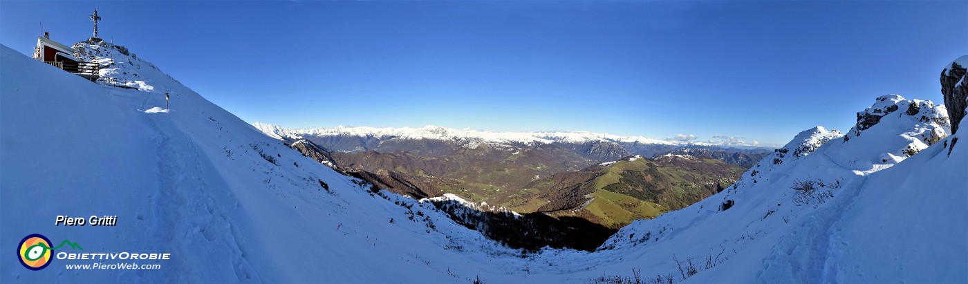 85 Ripercorro in senso inverso il sentiero ghiacciato tra cima  Resegone (a sx) e Pizzo Daina (a dx) con vista sulla Costa del Pallio e Orobie al centro.jpg